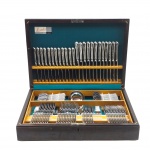 HÉRCULES AÇO INOX - Faqueiro com 119 peças em aço inoxidável. Decoradas no cabo com volutas e padrões vegetalistas. Em caixa original de madeira, com fechadura e revestida internamente com tecido aveludado verde. OBS: das 119 peças, 39 peças não são originais do faqueiro, embora sejam do mesmo fabricante, e possuem decoração diferente no cabo. Medidas: 54 x 38 x 13 cm (caixa). Chave não inclusa. Caixa com arranhados.