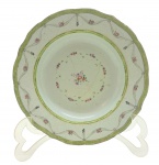 CHINA, SÉC. 18, PERÍODO QIANLONG (1735-1796) DA DINASTIA QING - Prato fundo, com borda suavemente ondulada, em colorida porcelana chinesa de exportação Companhia das Índias; decoração no estilo Famille Rose, introduzido na época e caracterizado pelo uso do rosa a partir do cloreto de ouro, o que permitiu aos ceramistas chineses ampliar a gama de cores das porcelanas para exportação. Decorado com policromados buquês e guirlandas florais, em tons de rosa e verde, na borda e na galeria central. Medidas: 24 x 4 cm. Apresenta desgastes compatíveis com a antiguidade, manchas e fios de cabelo.