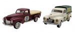 SOLIDO -  DODGE 1940 / DODGE 1950 - Lote com 2 miniaturas da Solido, origem francesa, feitas de metal com partes plásticas, rodas livres e pneus de borracha. Escala 1:43. Pode conter ínfimas marcas ou desgastes.