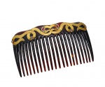Antigo pente de adorno de cabelo confeccionado em tartaruga, ornamentado com guarnição em ouro, parte em ouro pesando 3,7g, cravejada em pedras incolores e em tom rubi. Medidas: 10 x 5 cm.