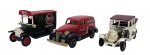 LLEDO - Lote com 3 miniaturas de carros da marca inglesa Lledo, sendo eles de metal com partes plásticas. Escala 1:64. Podem conter pequenas marcas e desgastes.
