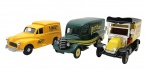 CORGI - Lote com 3 miniaturas Corgi, feitas de metal com partes plásticas, escalas diferentes, 1:64 e 1:55. Podem conter pequenas marcas ou desgastes.