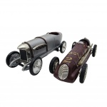 BRUMM - Lote com 2 miniaturas italianas da Brumm, sendo em ferro e partes plásticas. Rodas com pneus de borracha. Modelos carros "baratinhas" de corrida. Medida: 12cm aproximadamente cada. Podem conter pequenos desgastes.
