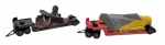 LLEDO - Lote com 2 miniaturas representando carrocerias com cargas, escala 1:55. Feitas na Inglaterra. Em metal com partes plásticas e rodas móveis com pneus de borracha. Podem conter pequenas marcas.