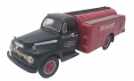 FIRST GEAR - 1951 FORD F-6 FUEL TANKER - Miniatura de caminhão modelo Ford F-6 transporte de combustível 1951. Representando a Ford Motorcraft na pintura do tanque. Escala 1:34. Feita de metal com partes plásticas, pneus de borracha e rodas livres e possui uma fresta lateral na parte superior que serve como cofre. Pode conter ínfimas marcas.