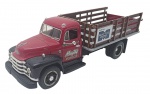 FIRST GEAR - 1955 DIAMOND T - Miniatura de caminhão modelo Diamond T. Representando caminhão caçamba. Escala 1:34. Feita de metal com partes plásticas, pneus de borracha e rodas livres. Pode conter ínfimas marcas. Há ausência de peça na parte traseira e avaria na correntinha.