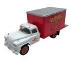 FIRST GEAR - 1958 GMC - Miniatura de caminhão modelo GMC 1958. Representando caminhão de peças e artigos de pintura. Escala 1:34. Feita de metal com partes plásticas, pneus de borracha e rodas livres. Pode conter ínfimas marcas. Há ausência de retrovisor esquerdo e possui restauro na parte inferior (colado no chassi) e rodas travadas.