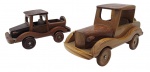 CARRINHOS DE MADEIRA - Lote com 2 miniaturas de carros de madeira, retratando carros estilo calhambeques. Feitos artesanalmente. Medidas: 22cm um carro e 20cm o outro. Rodas livres.