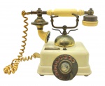 Antigo telefone de mesa, de estilo retrô, em metal e baquelite; disco rotativo em algarismos indo-arábicos, em letras do alfabeto, e com colorida ilustração de cena galante no centro; fabricação coreana. Medidas: 27 x 23 x 19 cm. Não testado. Metal dourado escurecido devido à passagem do tempo; pintura com desgastes. Fone com danos.
