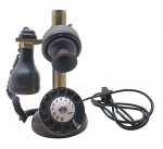 ERICSSON DO BRASIL - Antigo telefone castiçal, feito em metal e baquelite, fabricação brasileira, anos 30/50. Medida: 27 x 19 cm. Não testado. Disco rotativo com danos. Metal com desgastes devido à passagem do tempo.
