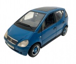 MAISTO - MERCEDES-BENZ A-CLASS - Miniatura em escala 1:18 da Mercedes-Benz, modelo A-Class. Feita em metal com partes plásticas, rodas móveis e pneus de borracha. Pode conter ínfimas marcas. Ausência do retrovisor esquerdo.