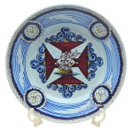 OUTEIRO AGUEDA PORTUGAL - OURIVESARIA XAVIER LISBÔA - Antigo medalhão em colorida cerâmica esmaltada portuguesa, decorada com motivos fitomórficos e uma nau e cruz de malta em sua galeria central. Numerada. Com assinatura da artista (Breda). Medidas: 36 cm. Com ínfimos bicados e manchados devido à passagem do tempo.