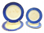 ALFRED MEAKIN, MARLBOROUGH, ENGLAND - Conjunto com 02 pratos rasos e 03 pratos de sobremesa, em porcelana inglesa adornada com padrões florais e fitomórficos em azul e filetes dourados. Medidas: 24 cm (diâm.); 18 cm (diâm.). Com manchados e craquelados superficiais.