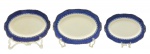 ALFRED MEAKIN, MARLBOROUGH, ENGLAND - Conjunto com 03 travessas ovais de diferentes tamanhos, em porcelana inglesa adornada com padrões florais e fitomórficos em azul e filetes dourados. Medidas: 33 x 24 cm; 30 x 22 cm; 27 x 20 cm. Com manchados e craquelados superficiais.