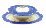 ALFRED MEAKIN, MARLBOROUGH, ENGLAND - 01 terrina quadrada e 01 travessa oval, em porcelana inglesa adornada com padrões florais e fitomórficos em azul e filetes dourados. Medidas: 26 x 11 cm; 27 x 37 cm. Com ínfimos manchados e craquelados superficiais.