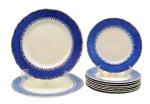 ALFRED MEAKIN, MARLBOROUGH, ENGLAND - Conjunto com 02 pratos rasos e 08 pratos de sobremesa, em porcelana inglesa adornada com padrões florais e fitomórficos em azul e filetes dourados. Medidas: 24 cm (diâm.); 18 cm (diâm.). Com craquelados superficiais; alguns itens com manchados.