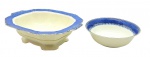 ALFRED MEAKIN, MARLBOROUGH, ENGLAND - Conjunto com 01 bowl redondo e 01 sopeira retangular (tampa ausente), em porcelana inglesa adornada com padrões florais e fitomórficos em azul e filetes dourados. Medidas: 38 x 28 x 9 cm (sopeira); 24 x 7 cm (bowl). Sopeira com craquelados superficiais e manchados.