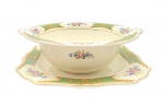 J & G MEAKIN ENGLAND, SOL - Parte de serviço de jantar com 01 bowl redondo e 01 travessa quadrada, adornadas na borda com painéis verdes, filetes, arabescos e folhagens dourados e coloridos buquês florais. Em porcelana inglesa na cor marfim. Medidas: 28 x 8 cm (bowl); 31 x 31 cm (travessa). Travessa com craquelados superficiais e manchados.