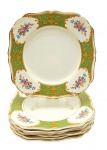 J & G MEAKIN ENGLAND, SOL - Parte de serviço de jantar com 07 pratos quadrados para entradas, adornados na borda com painéis verdes, filetes, arabescos e folhagens dourados e coloridos buquês florais. Em porcelana inglesa na cor marfim. Medidas: 17 x 17 cm. Com craquelados superficiais.