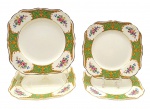 J & G MEAKIN ENGLAND, SOL - Parte de serviço de jantar com 02 pratos quadrados para entradas e 02 pratos quadrados de sobremesa, adornados na borda com painéis verdes, filetes, arabescos e folhagens dourados e coloridos buquês florais. Em porcelana inglesa na cor marfim. Medidas: 17 x 17 cm; 19 x 19 cm. Com craquelados superficiais e ínfimas manchas.