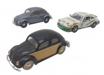 VITESSE - Lote com 4 miniaturas de fabricação portuguesa e chinesa, representando carros que marcaram no mundo, em metal com partes plásticas, rodas livres pneus de borracha. Escala 1:43. Podem conter ínfimas marcas.