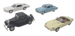 ROAD SIGNATURE - Lote com 4 miniaturas norte-americanas em metal com partes plásticas, rodas livres e pneus de borracha. Escala 1:43. Podem conter pequenas marcas.