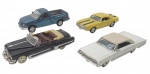 ROAD SIGNATURE - Lote com 4 miniaturas norte-americanas em metal com partes plásticas, rodas livres e pneus de borracha. Escala 1:43. Podem conter pequenas marcas.