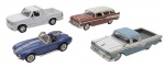 ROAD SIGNATURE - Lote com 4 miniaturas norte-americanas em metal com partes plásticas, rodas livres e pneus de borracha. Escala 1:43. Podem conter pequenas marcas.
