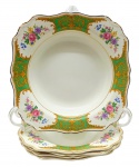 J & G MEAKIN ENGLAND, SOL - Parte de serviço de jantar com 05 pratos fundos quadrados, adornados na borda com painéis verdes, filetes, arabescos e folhagens dourados e coloridos buquês florais. Em porcelana inglesa na cor marfim. Medidas: 24 x 24 cm. Com ínfimas manchas; um dos pratos com ínfimos craquelados superficiais.