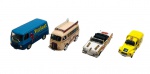 ALTAYA / QUARTZO - Lote com 4 miniaturas de ferro com partes plásticas, rodas livres e pneus de borracha.  Em escala 1:43. Modelos: CITROËN ACADIANE (MICHELIN), PEUGEOT D3A (CHOCOLAT POULAIN), PEUGEOT J7 (VELOSOLEX) e FORD FAIRLANE 1956.  Podem conter ínfimas marcas e ausência de retrovisor em 2 miniaturas.