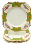 J & G MEAKIN ENGLAND, SOL - Parte de serviço de jantar com 02 pratos fundos e 04 pratos rasos, no formato quadrado, adornados na borda com painéis verdes, filetes, arabescos e folhagens dourados e coloridos buquês florais. Em porcelana inglesa na cor marfim. Medidas: 24 x 24 cm. Com ínfimos craquelados superficiais e ínfimos manchados (pratos fundos).