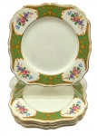 J & G MEAKIN ENGLAND, SOL - Parte de serviço de jantar com 06 pratos rasos, no formato quadrado, adornados na borda com painéis verdes, filetes, arabescos e folhagens dourados e coloridos buquês florais. Em porcelana inglesa na cor marfim. Medidas: 24 x 24 cm. Com ínfimos craquelados superficiais e manchados.