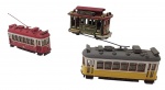 AMARELIS - Lote com 3 miniaturas de bondes, sendo 2 de metal com partes plásticas e rodas livres e 1 de madeira.  Em escala 1:87. Os bondes de metal retratam modelos de Portugal.  Podem conter ínfimas marcas.