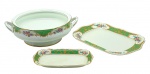 PARAGON FINE BONE CHINA / J & G MEAKIN ENGLAND, SOL - 03 itens em porcelana inglesa, sendo: 01 sopeira Paragon, England Reg'd, Padrão Rockingham com guarnição em ouro 24 k aplicado à mão, adornados com detalhes em verde esmeralda, volutas douradas, coloridos motivos florais; e 02 travessas retangulares de diferentes tamanhos J & G Meaking, decoradas na borda com painéis verdes, filetes, arabescos e folhagens dourados e coloridos buquês florais. Medidas: 33 x 10 cm (sopeira); 31 x 23 cm (travessa maior); 22 x 11 cm (travessa menor). Sopeira Paragon sem tampa; travessas com ínfimos craquelados superficiais; travessa menor com ínfimas manchas.