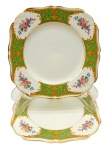 J & G MEAKIN ENGLAND, SOL - Parte de serviço de jantar com 02 pratos para entradas, no formato quadrado, adornados na borda com painéis verdes, filetes, arabescos e folhagens dourados e coloridos buquês florais. Em porcelana inglesa na cor marfim. Medidas: 17 x 17 cm. Com ínfimos craquelados superficiais e bicados no verso.