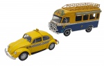COLEÇÃO TÁXIS DO MUNDO - Lote com 2 miniaturas representando táxis que marcaram e marcam no Brasil o no mundo, modelos de carros que foram ou são usados como táxis por diversos países. Feitos em metal com partes plásticas, rodas livres pneus de borracha. Escala 1:43. Podem conter ínfimas marcas.
