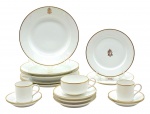 CH. PILLIVUYT & CIE, PARIS, EXP. 1900, GRAND PRIX, LIMOGES, FRANCE - Conjunto com 17 diferentes itens, início séc. XX, sendo: 03 pratos fundos, 02 pratos rasos, 02 pratos de sobremesa; 01 xícara de chá, 03 pires para xícaras de chá; 02 xícaras de café e 04 pires para xícaras de café; decorados com filetes dourados e personalizados com monograma; em porcelana francesa de Limoges, da tradicional manufatura Ch. Pillivuyt & Cie, fundada no século XIX. A marca faz referência à participação da manufatura na Exposição Universal de Paris de 1900; monograma atribuído ao Baronato de Santo Ângelo. Medidas: 23 cm (diâm.); 9 x 6 cm. Itens com bicados e fios de cabelo.