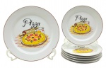 GERMER PORCELANAS - Conjunto composto por 07 pratos decorados com colorida temática "pizza", sendo um maior e seis menores. Em porcelana da manufatura brasileira Germer. Medidas: 28 cm (diâm. prato maior); 20 cm (diâm. pratos menores).