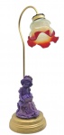 Antiga luminária de mesa figurativa e de inspiração clássica, com a representação de uma menina em trajes de época, na cor violeta; cúpula de vidro fosco no formato floral com degradê do branco para o vermelho; haste e base em metal com acabamento em textura dourada. Escultura em resina. Medidas: 65 x 20 cm. Textura dourada com ínfimos desgastes; não testada.