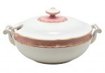 REAL - Sopeira com pega da tampa circular, tampa e corpo adornados com guirlandas e filetes dourados sobre círculo (tampa) e faixa (corpo) na cor rosa. Em porcelana da manufatura brasileira Real. Medidas: 34 x 18 cm.
