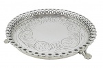UNIÃO PRATA 800 - Salva em prata contrastada, peso: 166 g, com borda vazada com detalhes geométricos, e gravada com padrões fitomórficos em sua galeria central; base trípode. Medidas: 14 x 2 cm.