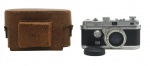FOCA - Câmera analógica de origem francesa, 35mm, com lentes Oplarex 1:19 F=5cm. Fabricada pela OPL, famosa marca francesa de equipamentos ópticos, do final dos anos 40 e ao longo dos anos 50. Não testada, contém desgastes e acompanha capa original.