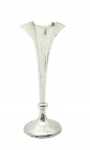 Solifleur em prata de lei inglesa contrastada, peso total: 226 g; moldado no estilo floral; base com recheio de outros materiais. Medidas: 16 x 6 cm.