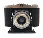 AGFA - ISOLETTE I -  Antiga câmera em modelo dobrável de fole, de médio formato, dos anos 50, equipada com lente Agfa Agnar 1:4,5 / 85. Origem alemã, Utiliza filme de formato 120. Não testada. Possui ínfimos desgastes.