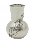 Pequeno vaso em prata inglesa contrastada, peso: 50 g, com pescoço cilíndrico e bojo globular adornado com motivo vegetalista. Medidas: 8 x 6 cm. Com ínfimos amassados.