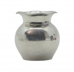Pequeno vaso em prata de lei inglesa 925 contrastada, peso: 44 g, com borda em forma de gola, e corpo globular. Medidas: 6 x 6 cm.