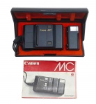 CANON - MC - Antiga câmera analógica clássica do tipo "point and shoot" da Canon, modelo MC de 35mm lançado em 1984. o "MC" vem do nome Micro Compact, sendo ultracompacto o modelo da linha. Embutida com lente fixa de alta nitidez 35mm f/2.8. Acompanha estojo original. Não testada.