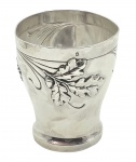 Goblet em prata de lei, peso: 83 g; adornado com padrões vegetalistas. Medidas: 8 x 6 cm. Com amassados.