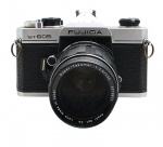 FUJICA - Antiga câmera analógica (SLR) de 35mm, Fujica, produzida no Japão pela Fuji na década de 70, modelo ST605, com lente Super-Takumar 135mm f/3.5. com montagem de rosca M42. Não testada, contém ínfimos desgastes.