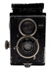 ROLLEIFLEX - ORIGINAL K1 - Antiga câmera modelo TLR fabricada na Alemanha entre 1929 e 1932, sendo da primeira geração de câmeras reflex de duas lentes de médio formato da marca e que revolucionou o design da fotografia analógica mundial. Possui lente de foco com abertura f/3.1 e distância focal de 7.5cm. Lente de captura Carl Zeiss Jena Tesser e filme formato 117. Não testada e possui desgastes e marcas.
